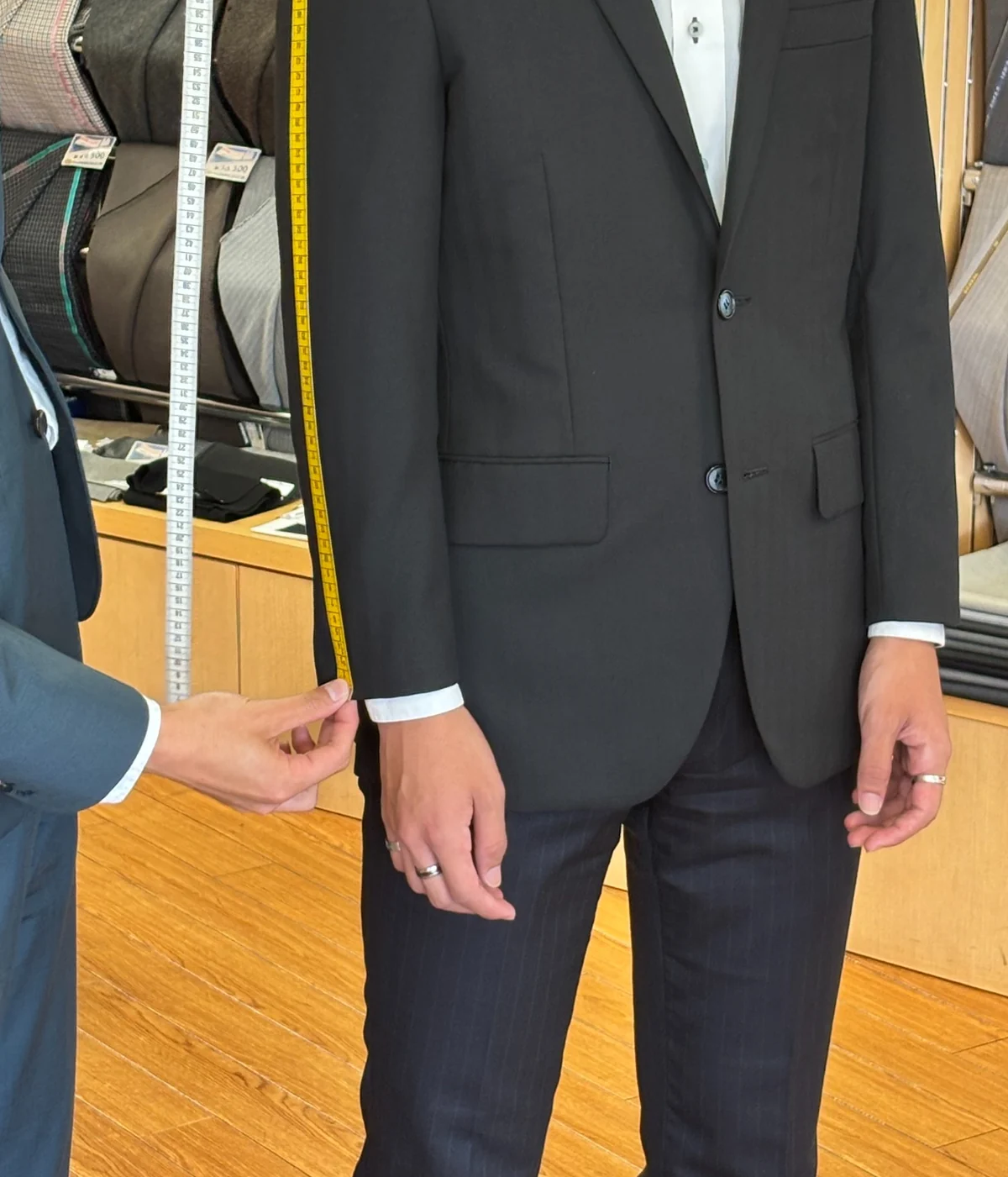 スーツの袖丈を確認する採寸