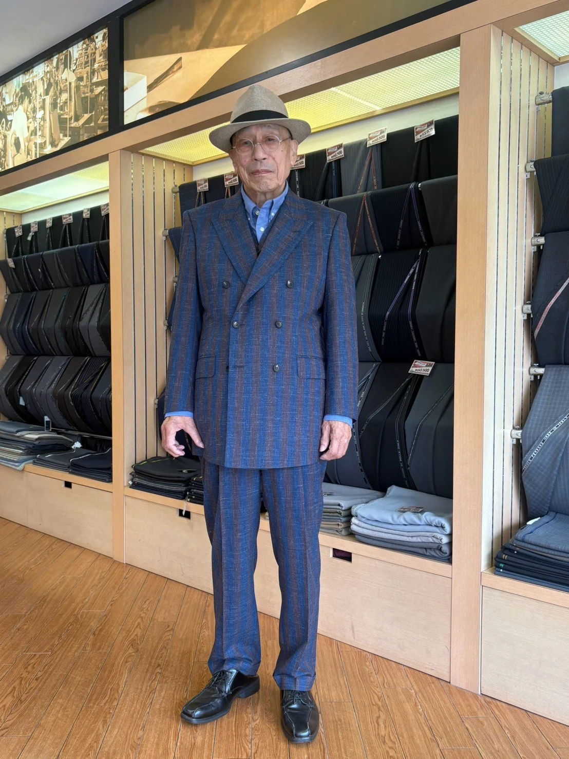 青色のストライプのダブルブレストスーツ