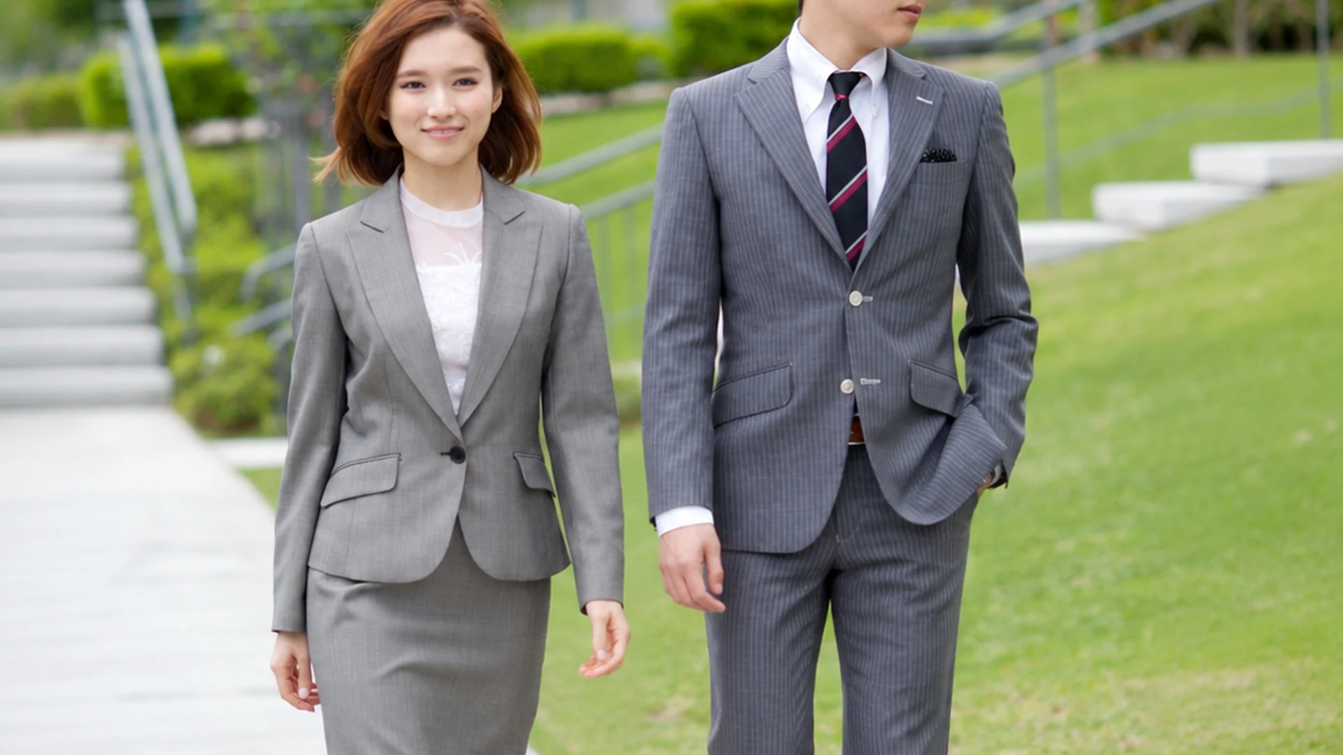 夏物のオーダースーツを着て歩く男女