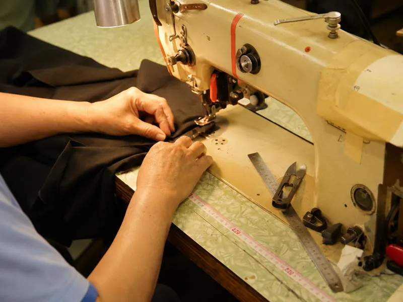 工場での縫製作業