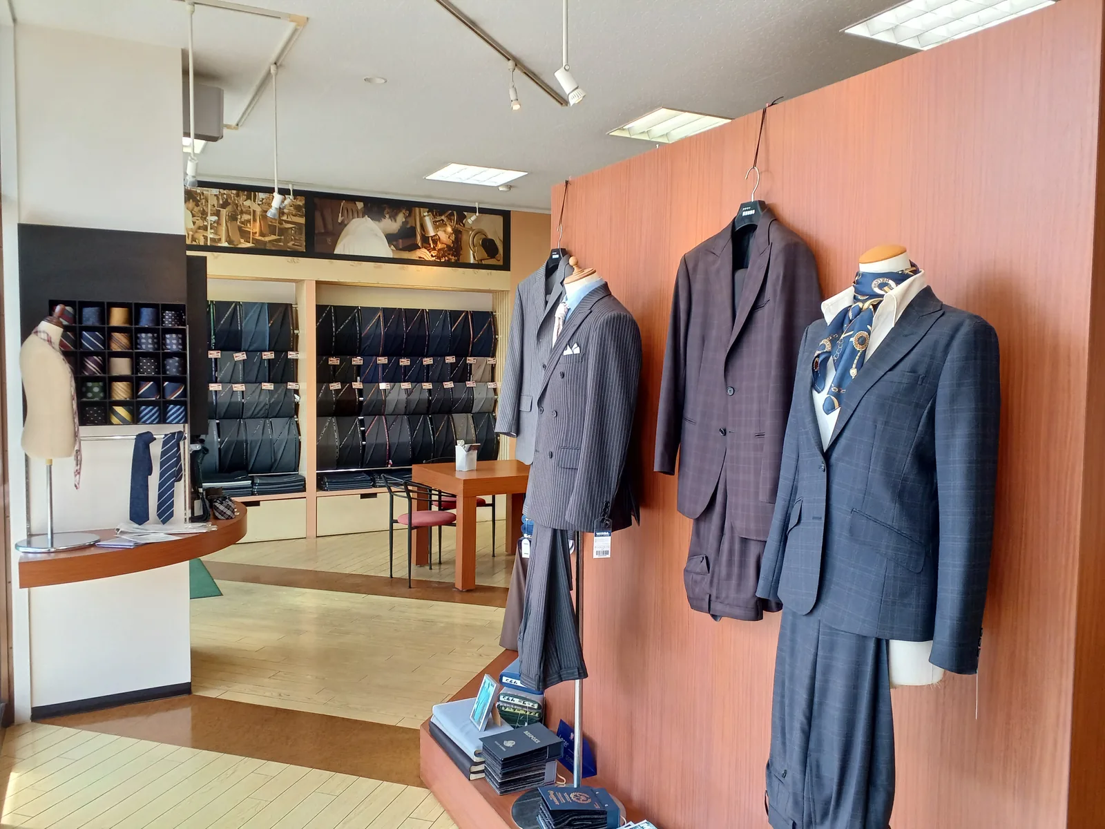 M2PLANT東淀川店の店内とスーツ展示